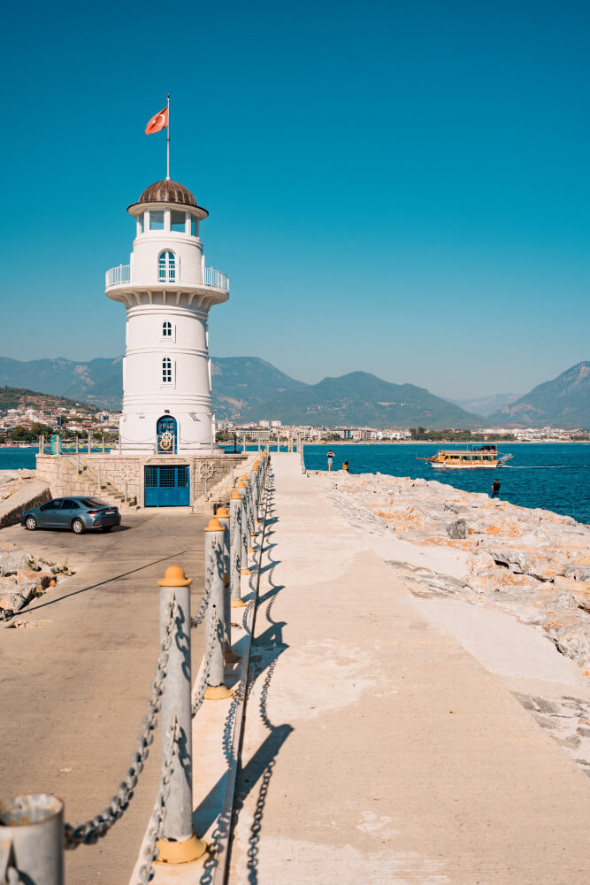 Leuchtturm an der Küste von Alanya bei Sonnenuntergang
