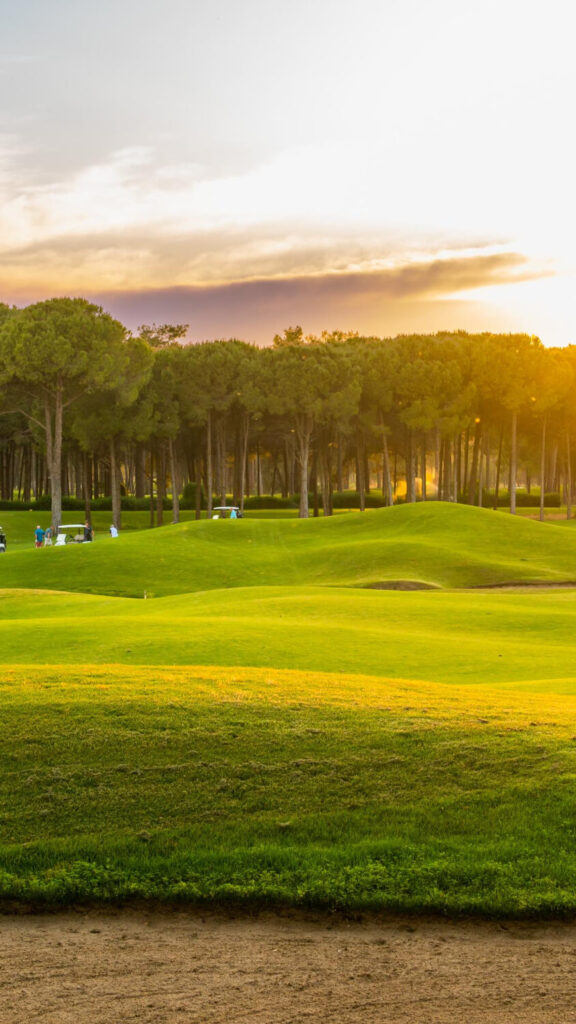 Grüner Golfplatz in Belek nahe luxuriöser Swim-Up-Resorts – Urlaubskulisse an der türkischen Riviera mit exklusivem Flair