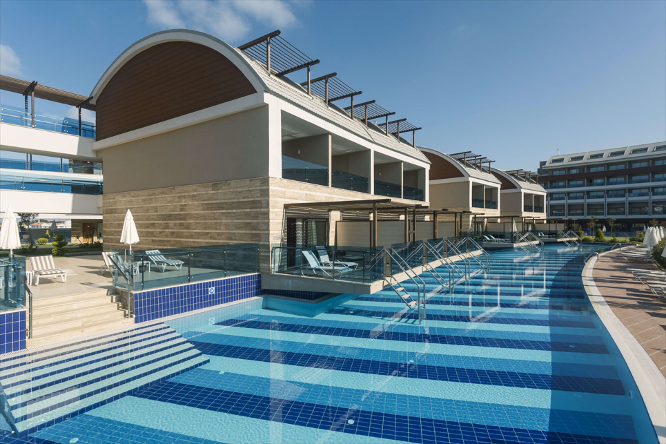 Swim Up Pool Zimmer mit Terasse und Sonnenliegen