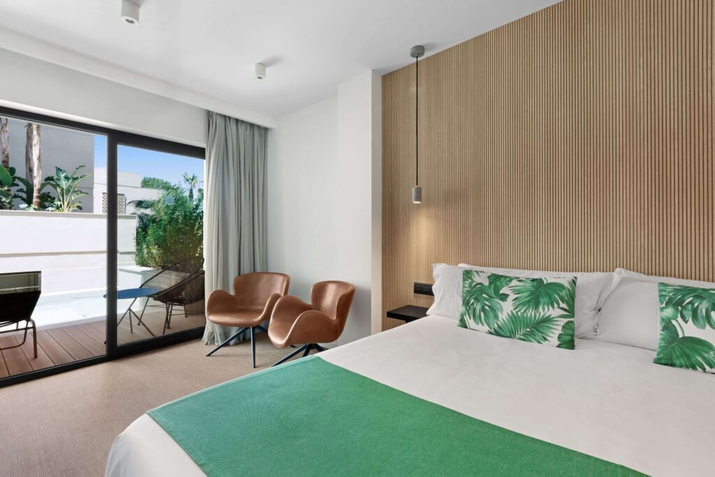 Modernes Hotelzimmer mit grünem Bett im Hotel Paradiso Garden