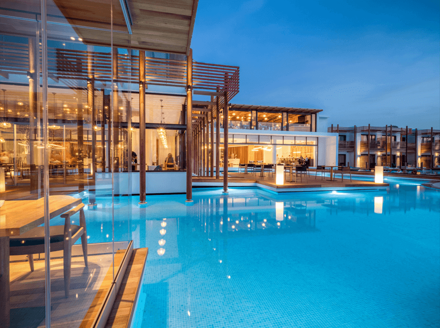 Poolbereich mit Ausblick auf die Swim Up Zimmer des Stella Island Resorts